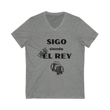 Sigo siendo el Rey- Unisex Jersey Short Sleeve V-Neck Tee