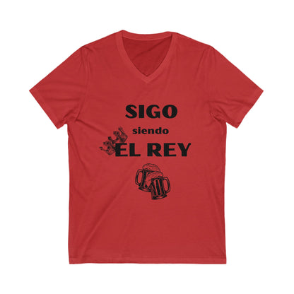 Sigo siendo el Rey- Unisex Jersey Short Sleeve V-Neck Tee