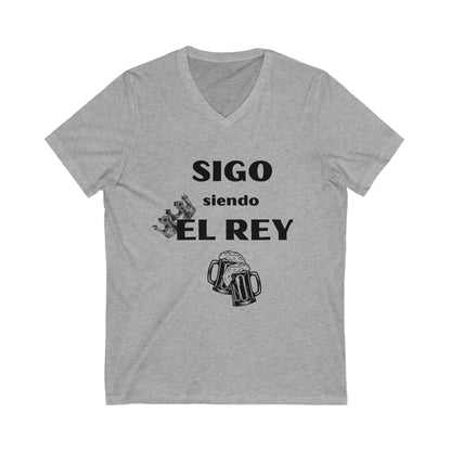 Sigo siendo el Rey- Unisex Jersey Short Sleeve V-Neck Tee